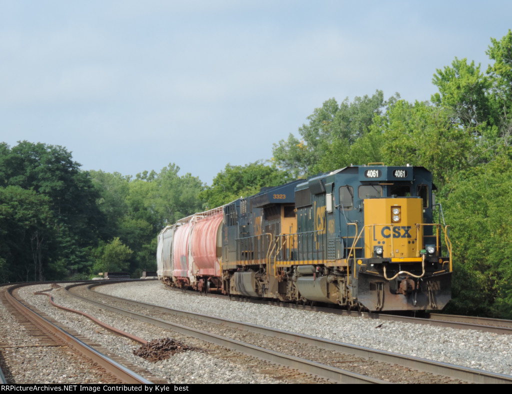 CSX 4061 on M560